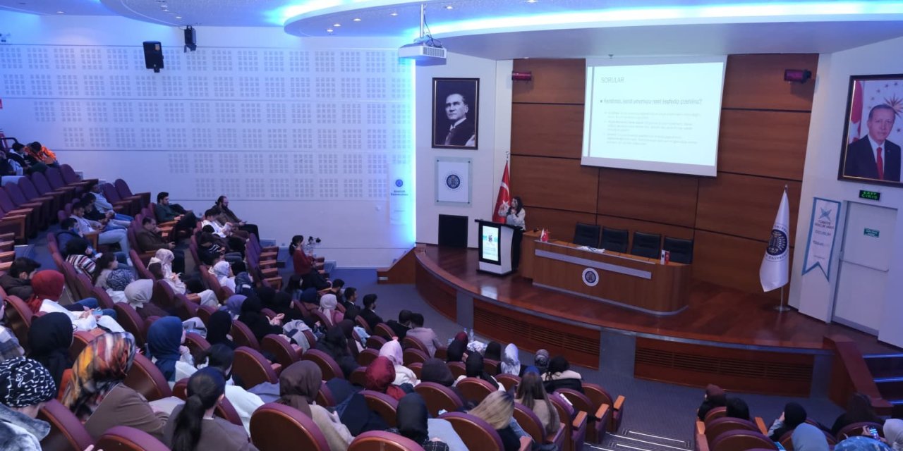 Erzurum'da TÜGVA’dan gençlere "Zor Zamanlarda Umudu Korumak"  söyleşisi