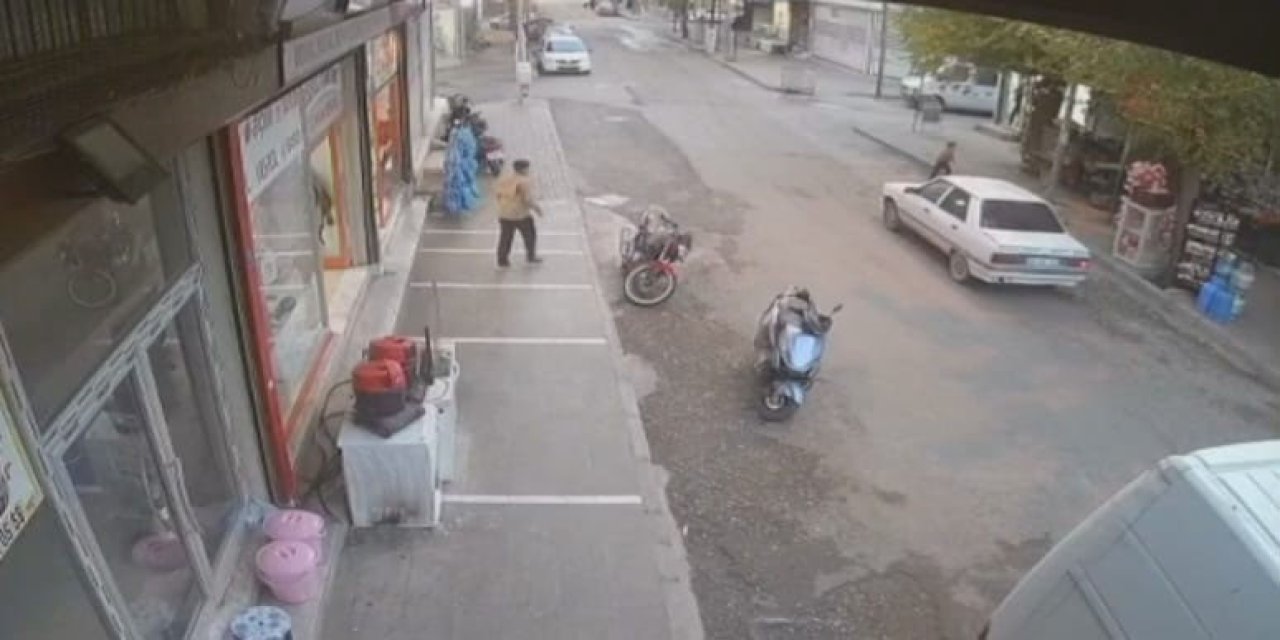 Şanlıurfa'nın Siverek ilçesinde otomobilin çarptığı çocuk, ayağa kalkarak kaçtı