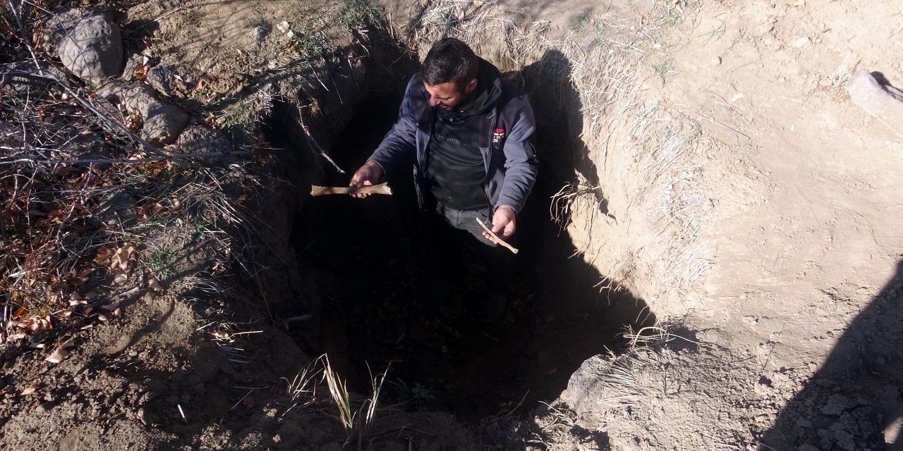 Van'da defineciler, tarihi Haydar Baba Mezarlığı’nı talan etti