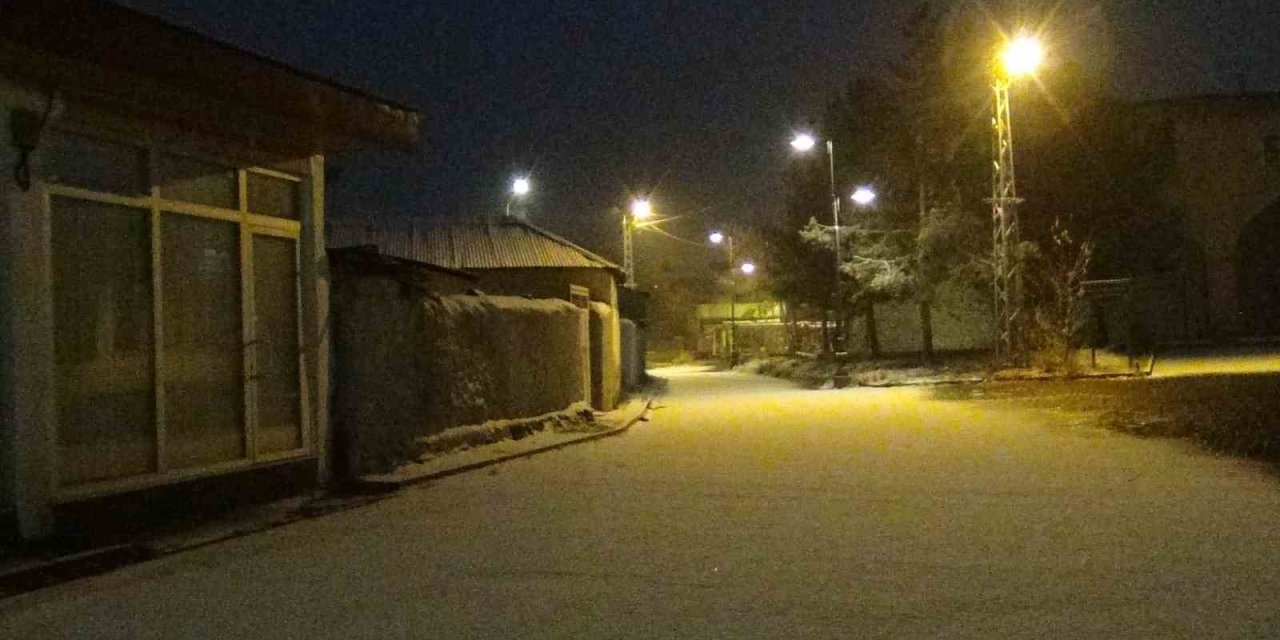 Kars’a mevsimin ilk karı düştü