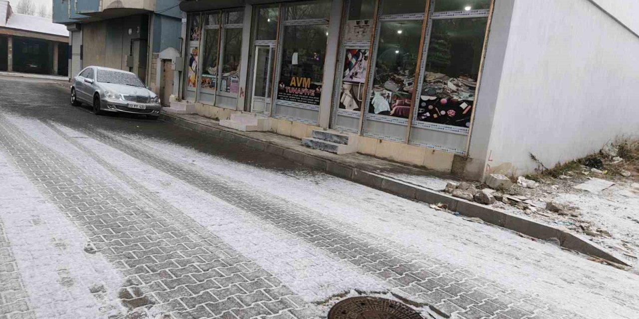 Ağrı Diyadin’e mevsimin ilk karı düştü