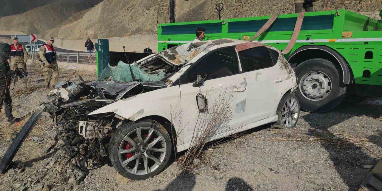 3 gence mezar olan otomobil Zernek Barajı'ndan çıkarıldı