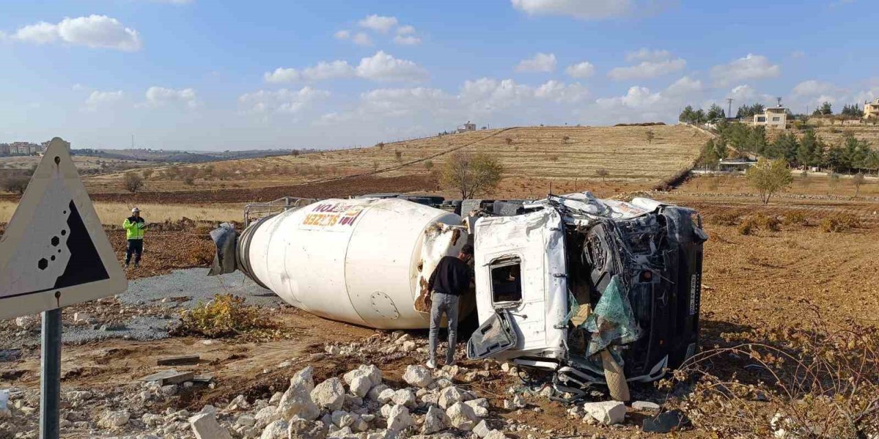 Mardin'de kontrolden çıkarak devrilen beton mikserinin sürücüsü yaralandı
