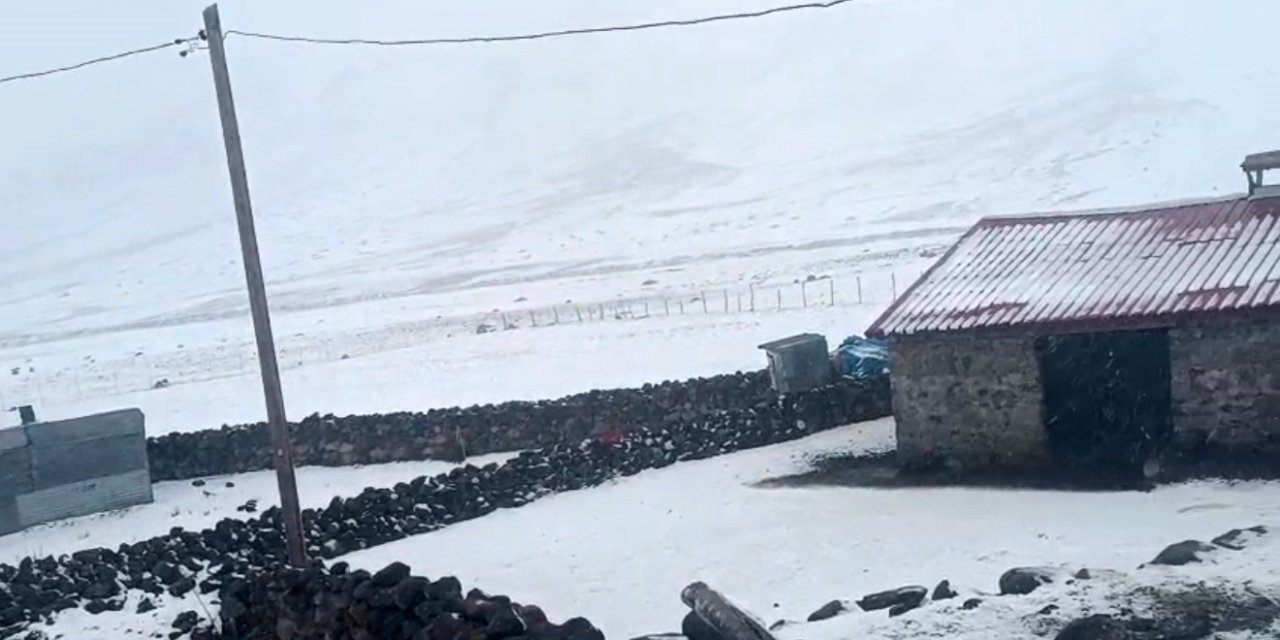 Iğdır’ın yüksek kesimlerine kar yağdı