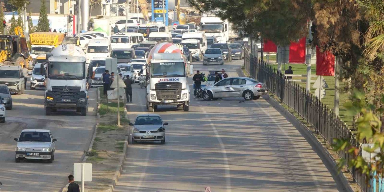 Adıyaman'da çarpışan araçlar bulvarı trafiğe kapattı