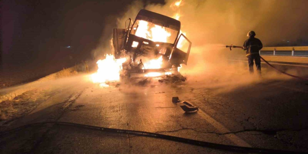 Mardin’de çarpışan iki tırdan biri alev aldı