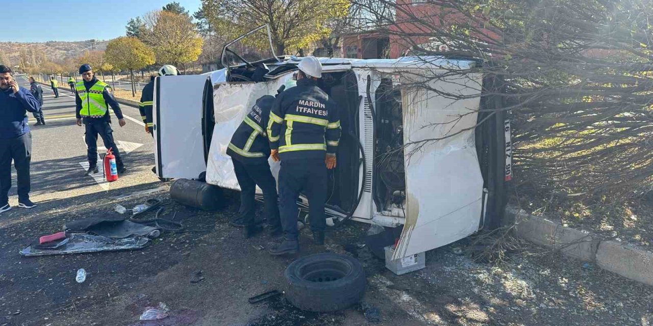 Mardin’de otomobil devrildi: 3 kişi yaralandı