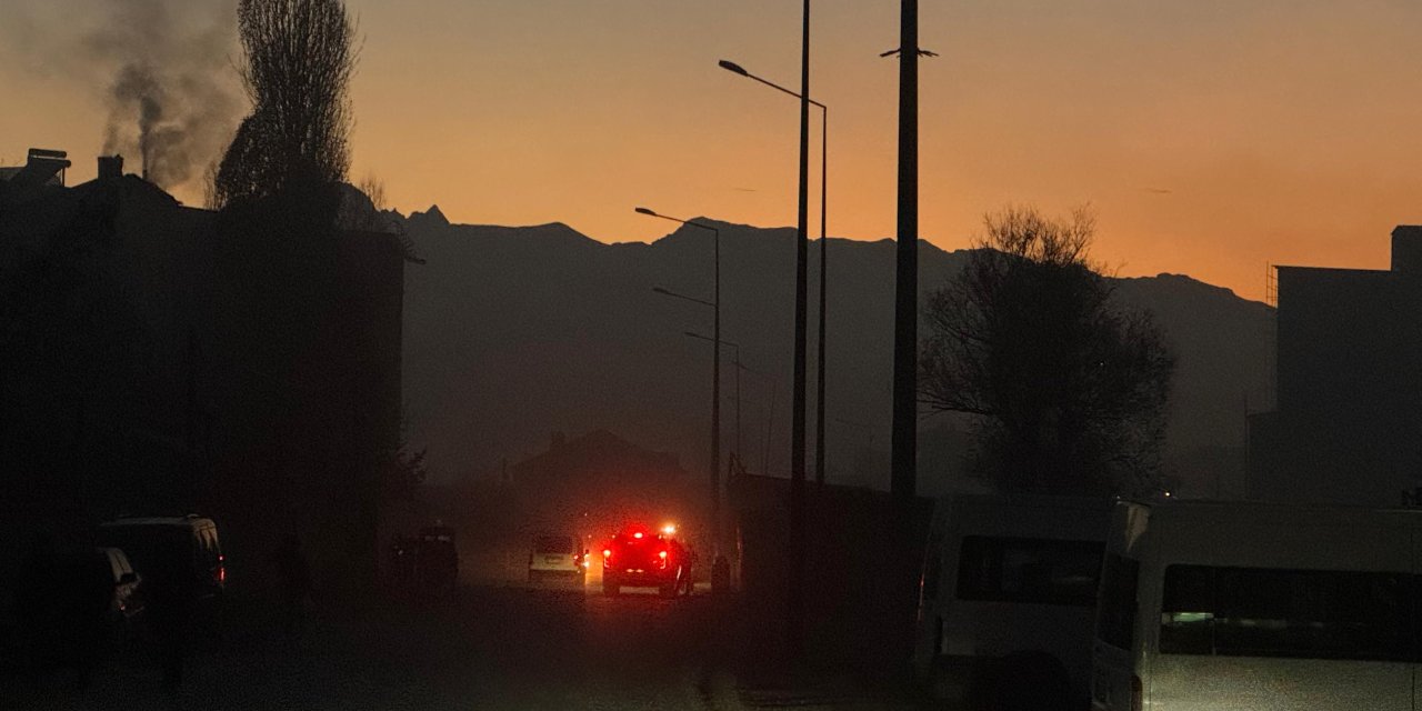 Yüksekova’da üç mahalleyi şehir merkezine bağlayan cadde karanlıkta