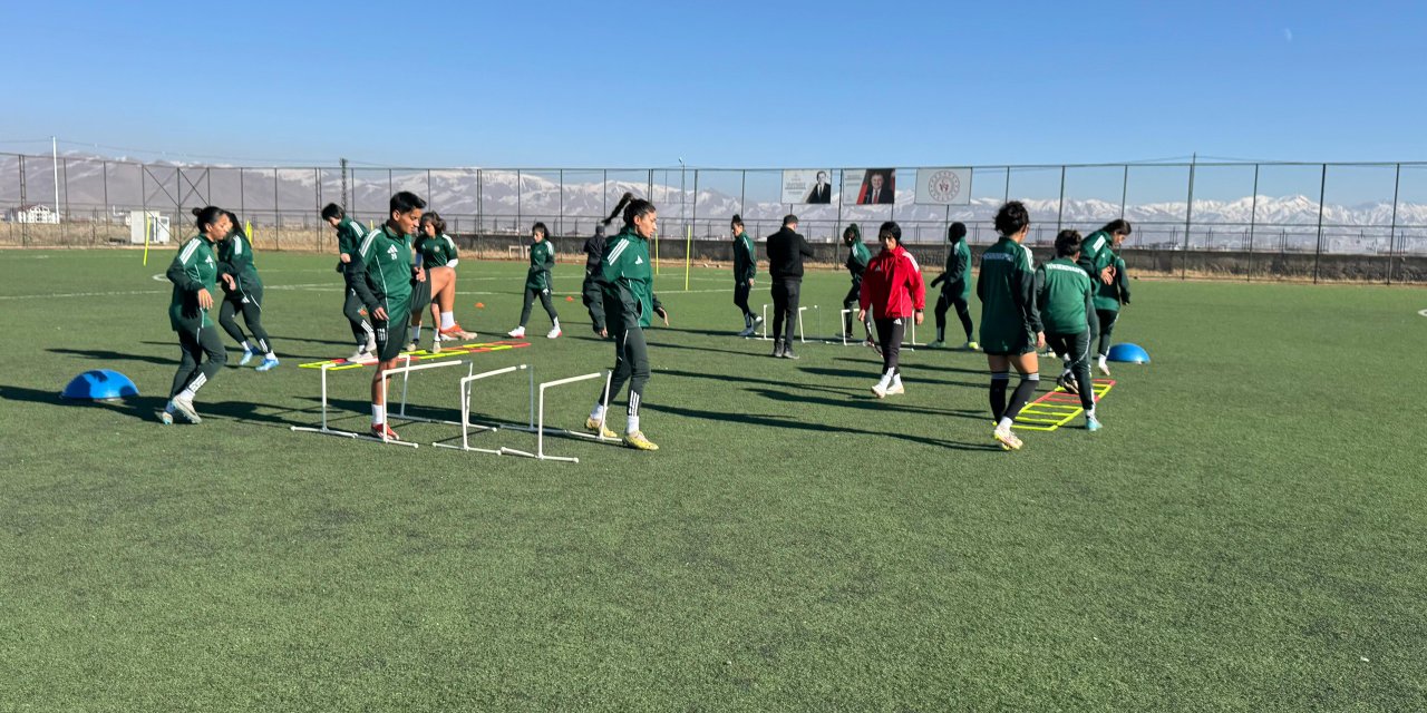 Yüksekova Spor Kadın Futbol Takımı maç hazırlıklarını sürdürüyor
