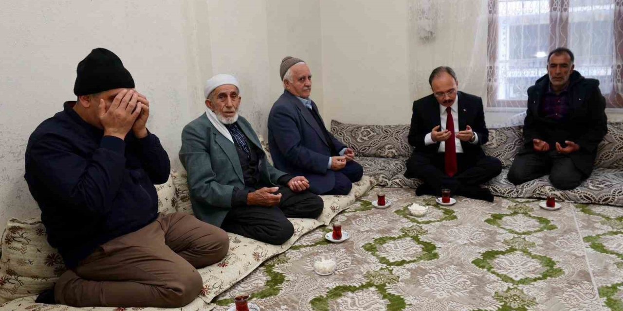 Vali Kızılkaya kazada hayatını kaybeden vatandaşın ailesiyle bir araya geldi