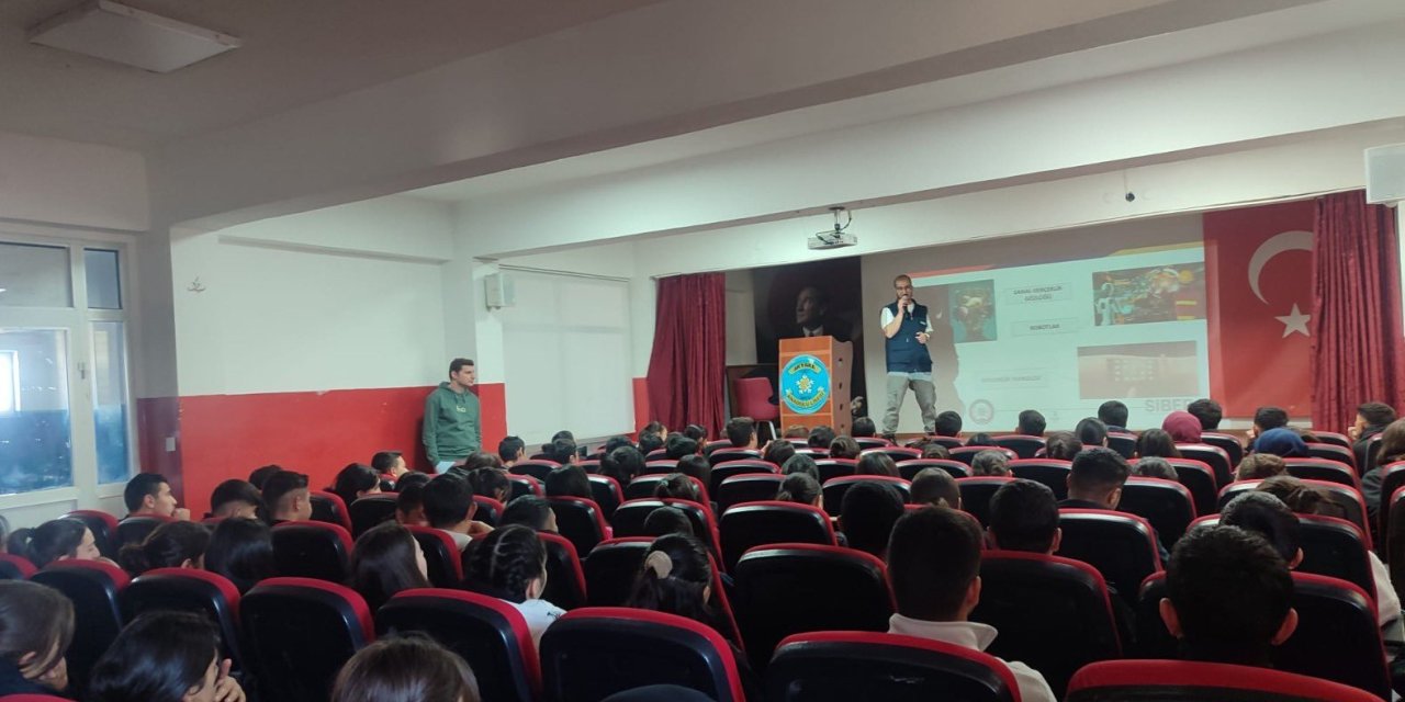 Kars'ta 300 öğrenciye siber suçlarla mücadele eğitimi verildi