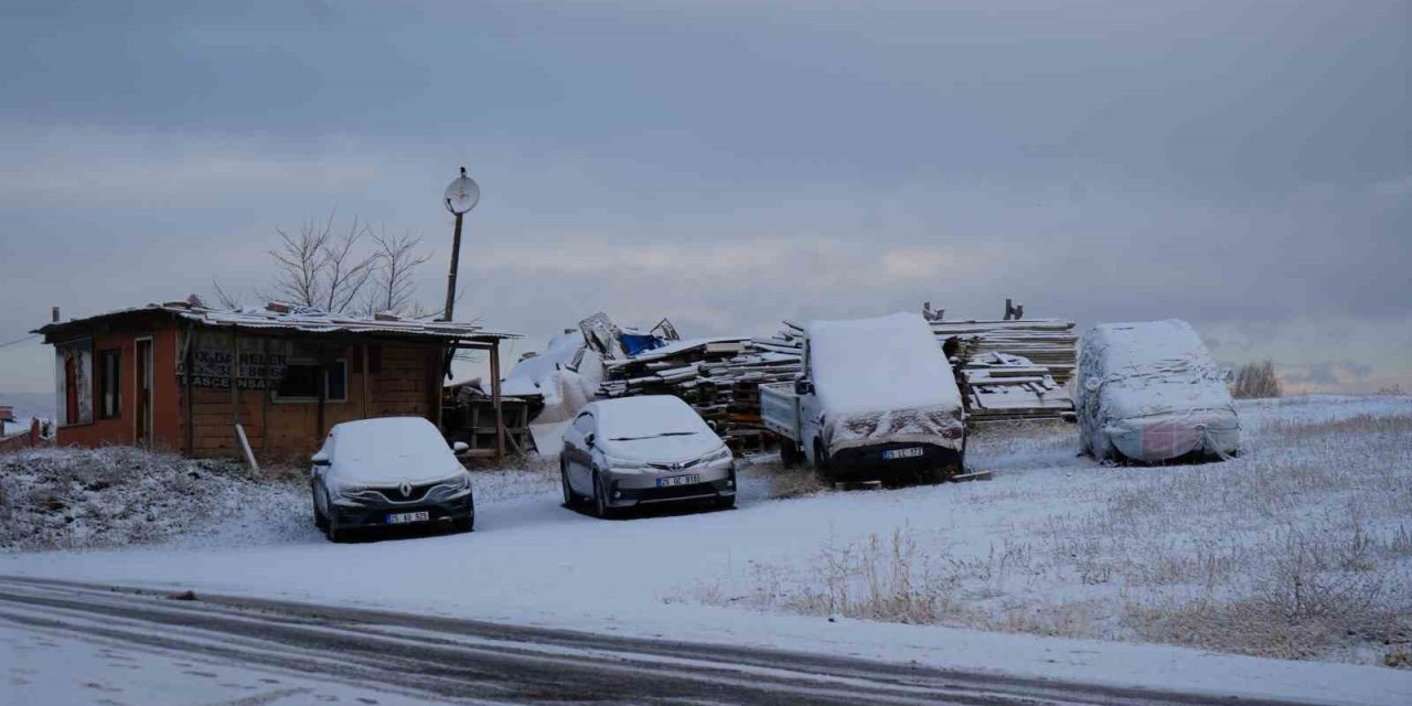 Erzurum güne karla başladı
