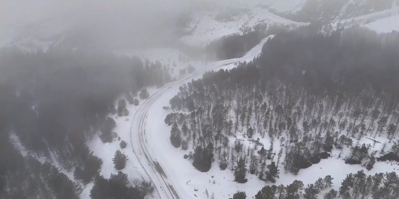 Erzincan’ın Refahiye ilçesine kar yağdı