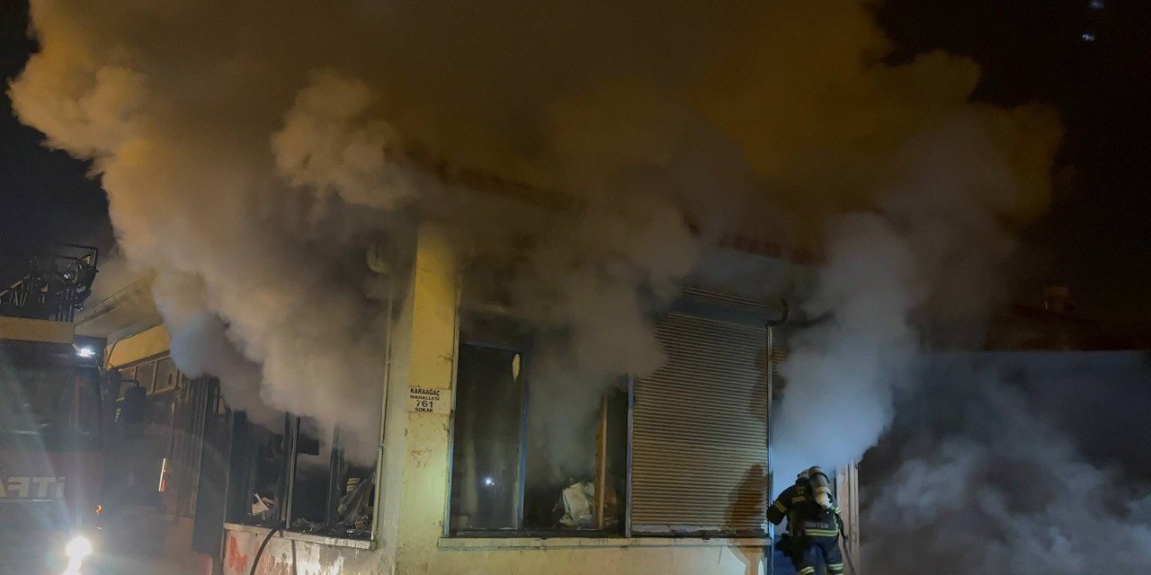 Erzincan'da gece yarısı iş yeri yangını