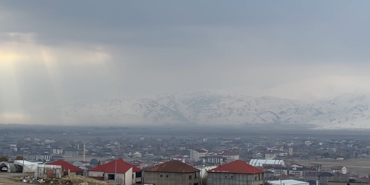 Yüksekova’nın etrafını çevreleyen dağlar bembeyaz