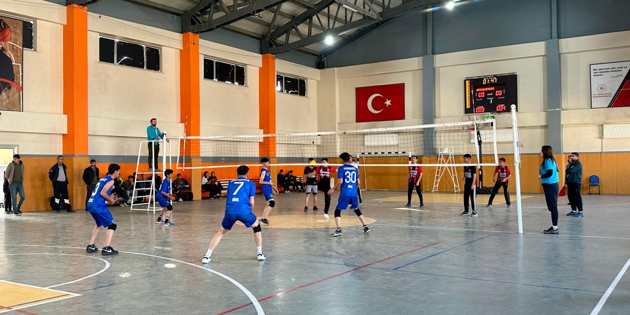 Yüksekova’da Gençler A Voleybol Turnuvası sürüyor
