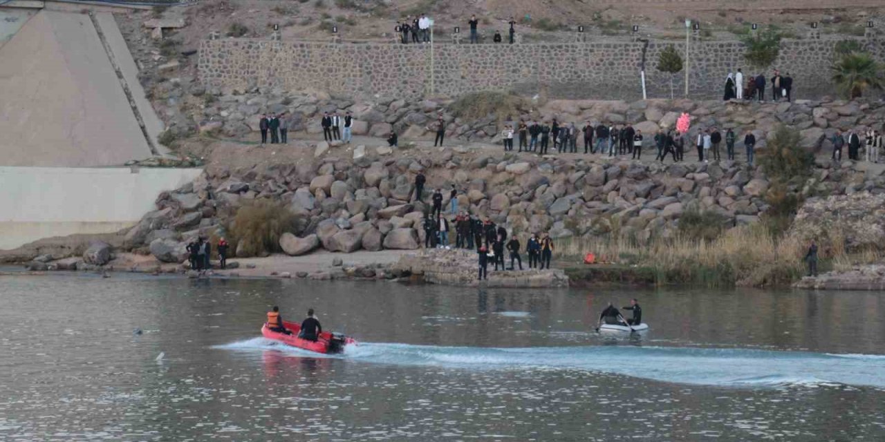 Cizre'de nehre düşen terliğini almak isterken suya düşen çocuk kayboldu