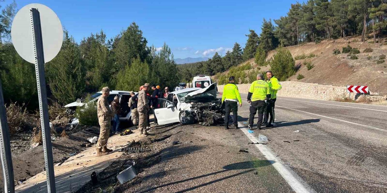 Kilis’te hafif ticari araçla otomobil çarpıştı: 5’i ağır, 6 kişi yaralandı