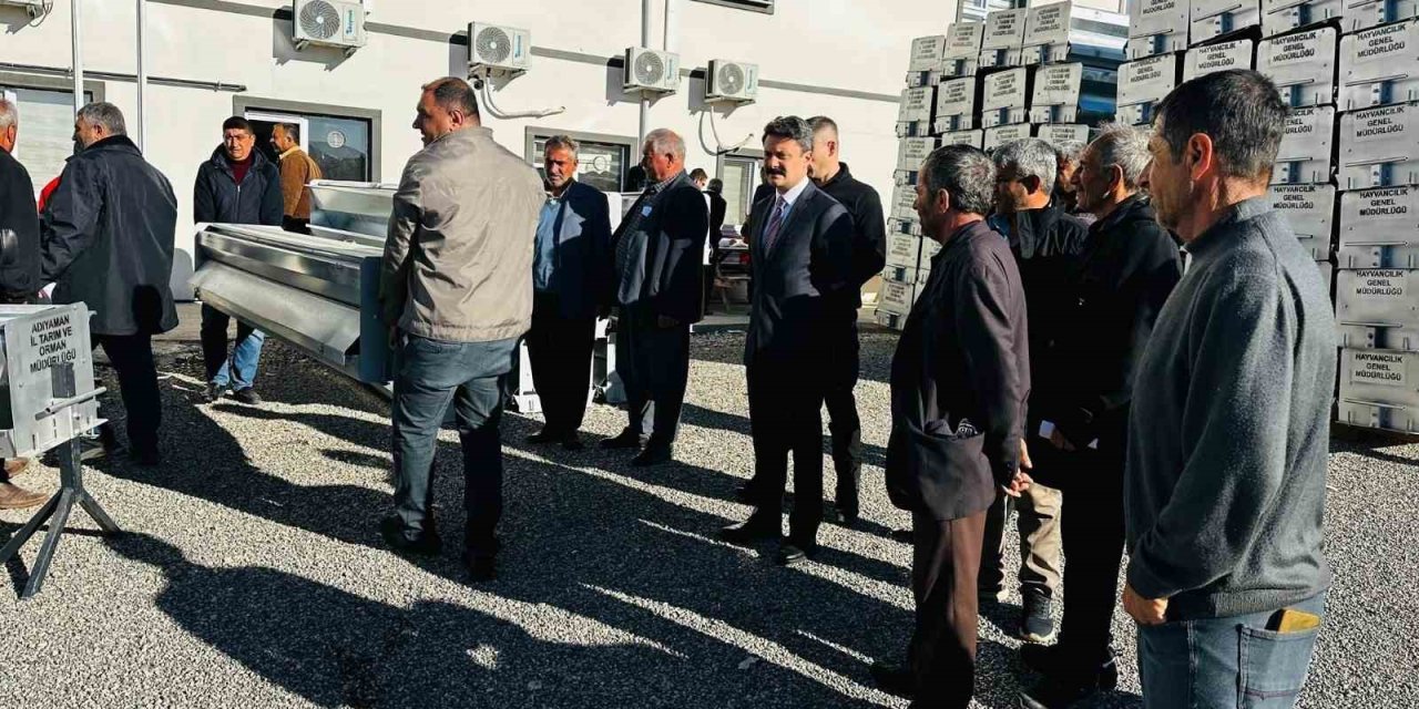 Adıyaman'da 84 yetiştiriciye otomatik yemlik dağıtıldı