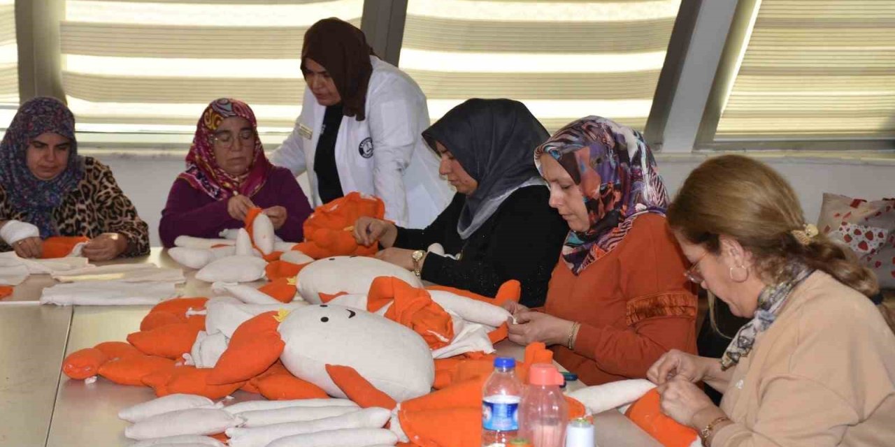 Kadınlar, lösemili çocuklara oyuncak bebek ve elbise dikmek için buluştu