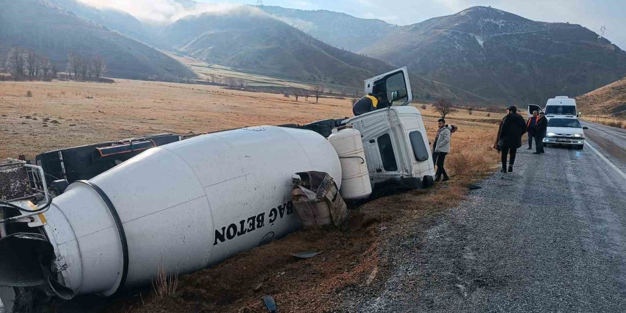 Tatvan-Hizan yolunda beton mikseri şarampole devrildi: 1 kişi yaralandı