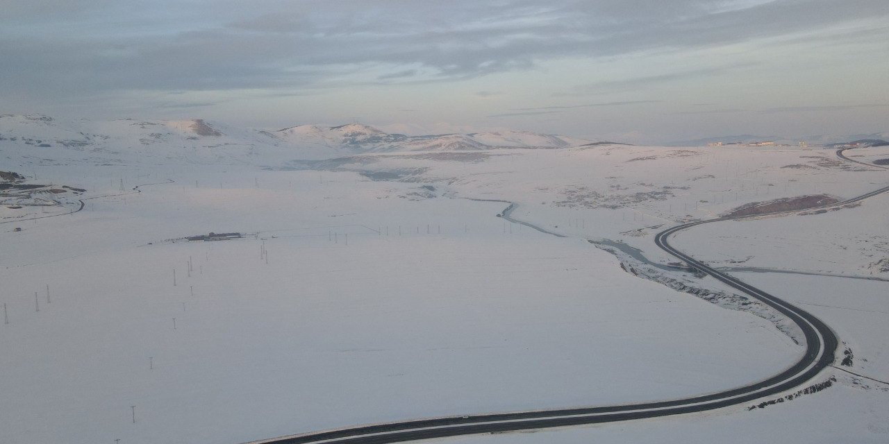 Ardahan'da kar yağışı sonrası kentte kartpostallık görüntüler oluştu