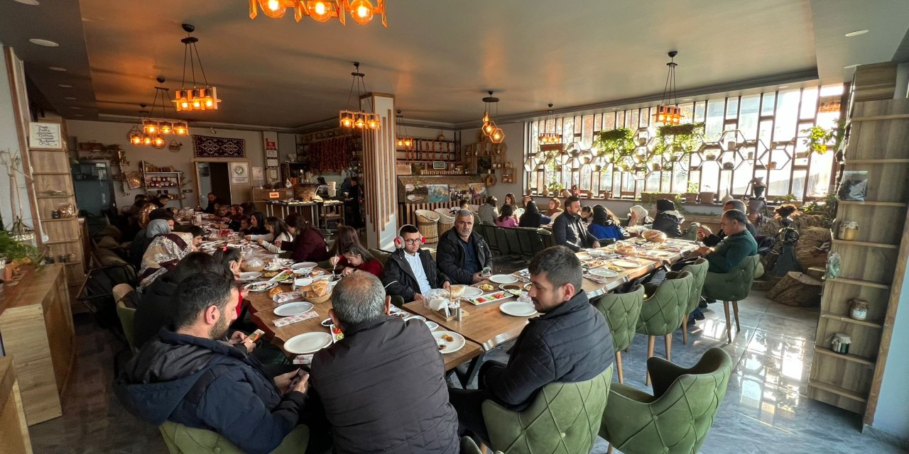 Yüksekova’da 3 Aralık Dünya Engelliler Günü kapsamında kahvaltı programı düzenlendi