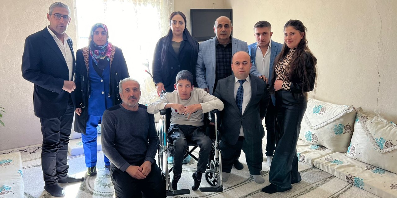 Yüksekova’da özel gereksinimli bireylere 6 manuel tekerlekli sandalye hediye edildi