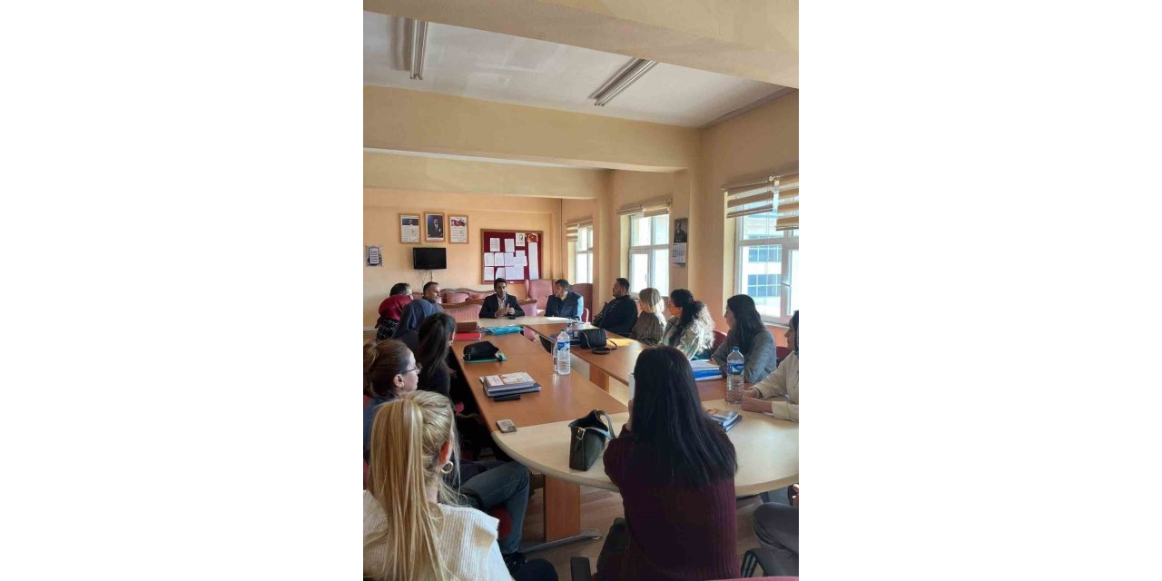 Sarıkamış Kaymakamı öğretmen ve öğrencilerle buluştu