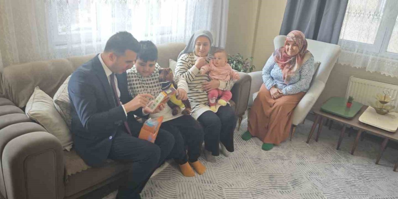 Diyarbakır'da Kaymakam Özdemir miniklere oyuncak dağıttı