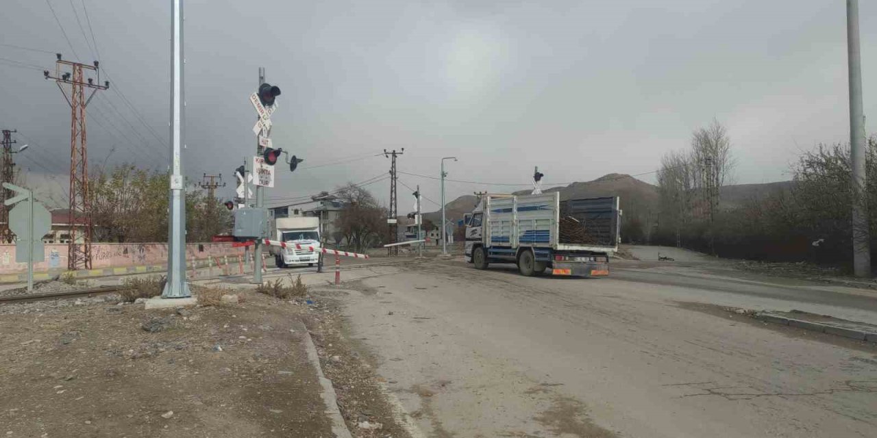 Van’da hemzemin geçitte ışık arızası trafiği aksattı
