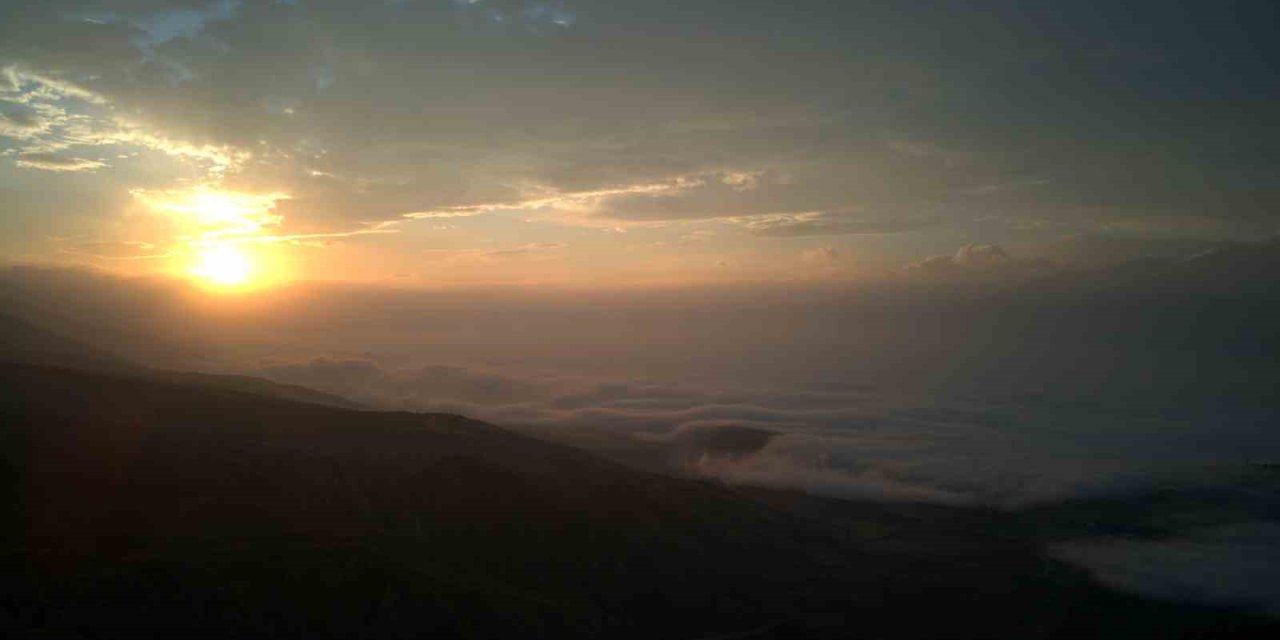 Erzincan’da sis dağların eteklerine vurdu