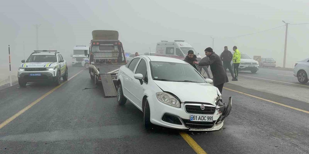Yoğun sis Tatvan’da zincirleme kazaya neden oldu