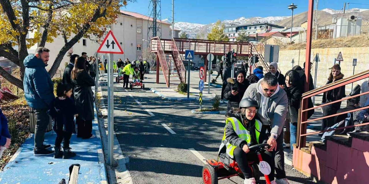 Hakkari'de polis özel gereksinimli çocukları trafik eğitim parkında ağırladı