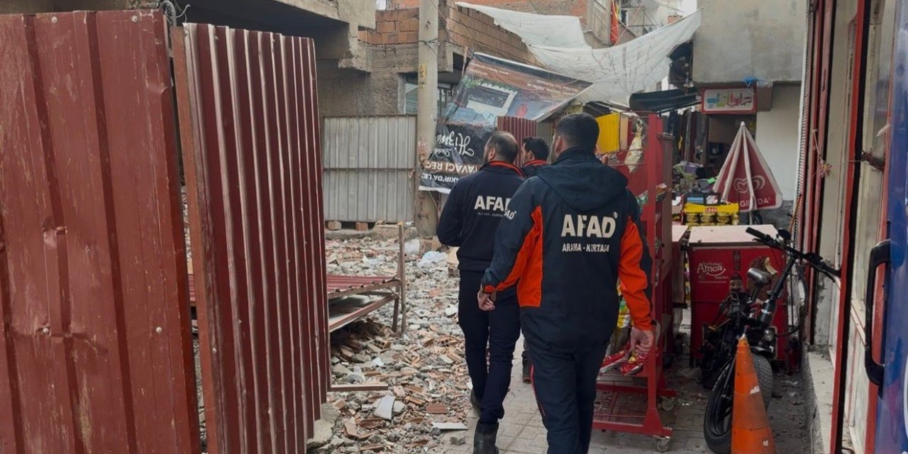 Diyarbakır'da ağır hasarlı binayı yıkarken molozların altında kaldı