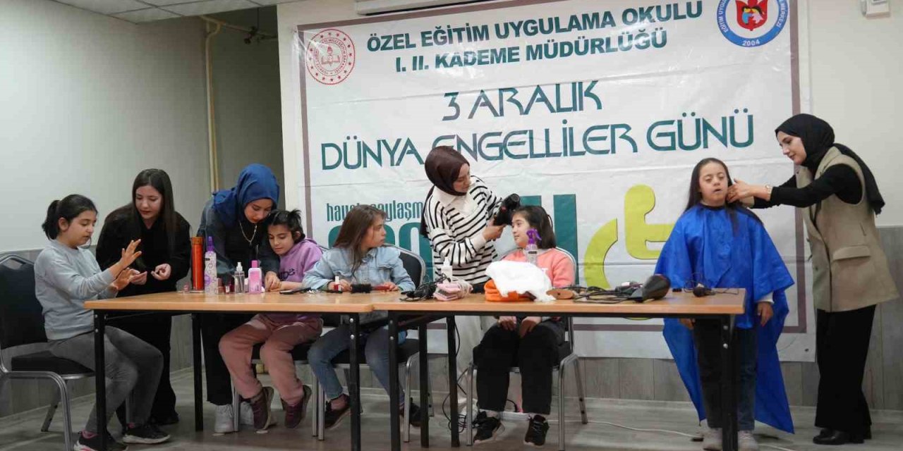 Muş'ta 3 Aralık Dünya Engelliler Günü kapsamında özel çocuklara kuaför sürprizi