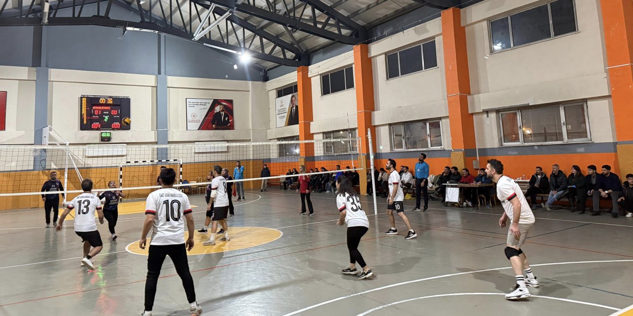 Yüksekova’da Öğretmenler Günü Voleybol Turnuvası sürüyor