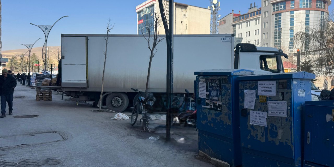 Yüksekova’da belirlenen saatler dışında yük indiren kamyonlar sorun yaratıyor