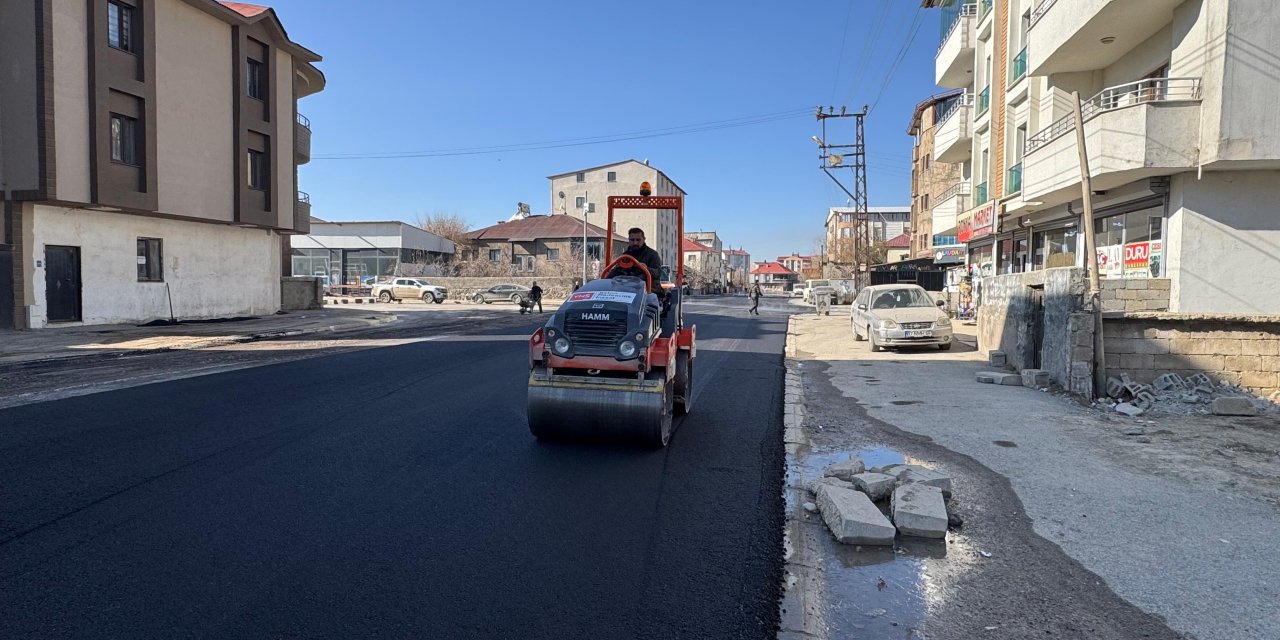 Yüksekova Belediyesi Güngör Mahallesi'nde yol yenileme çalışmalarını hızlandırdı