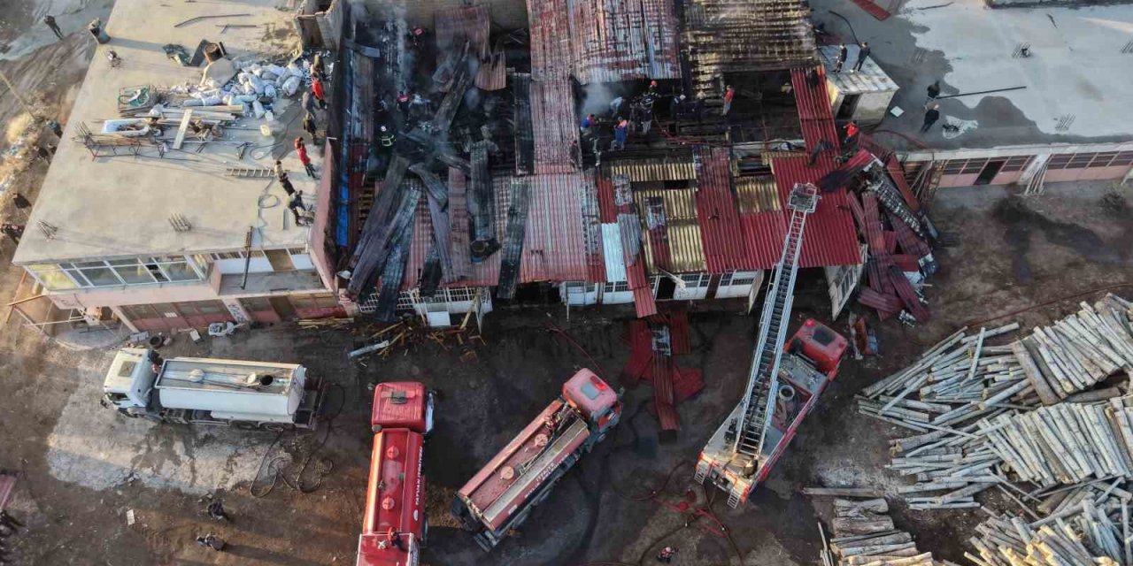 Tatvan’da kereste dükkanında yangın çıktı