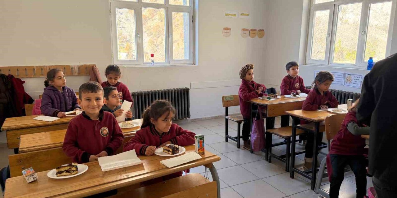 Şırnak'ın Beytüşşebap ve Uludere ilçelerinde öğrencilere pasta sürprizi