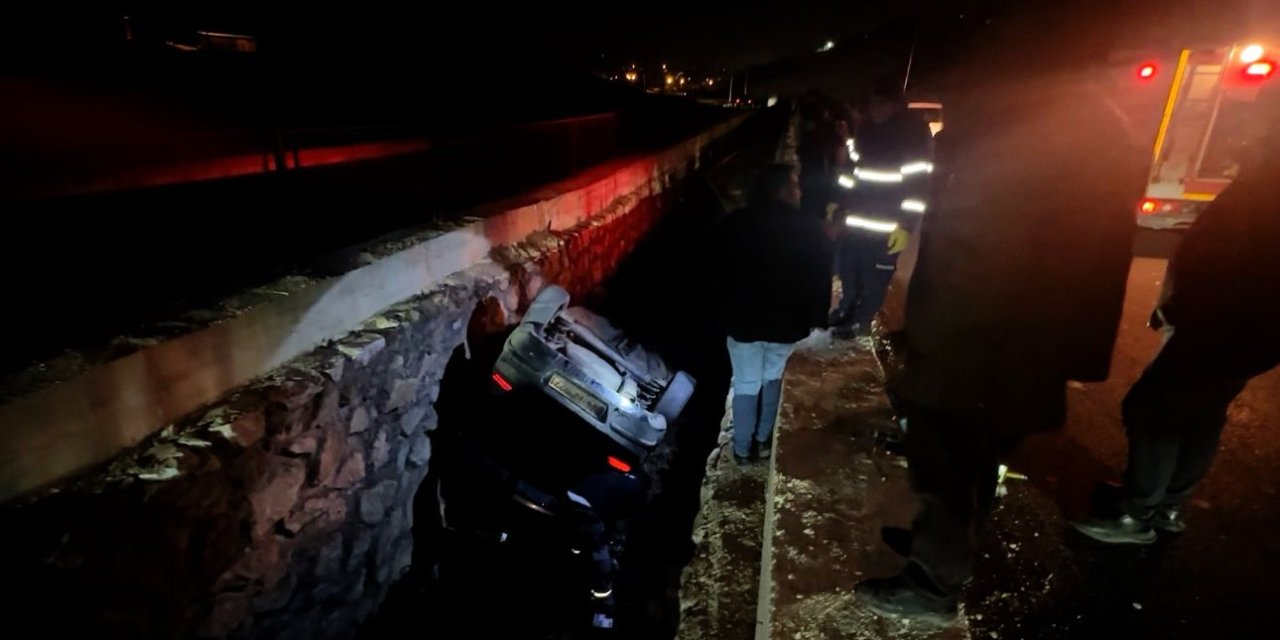 Yüksekova’da otomobil dere yatağına uçtu: Sürücü hafif yaralı