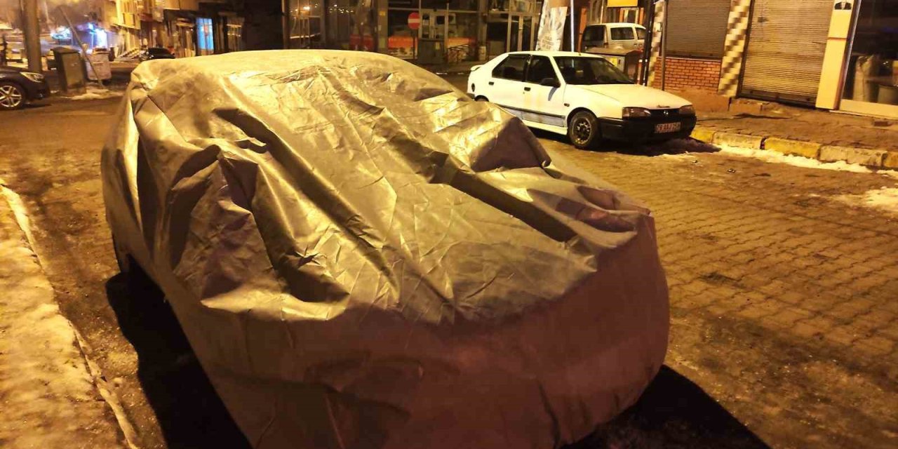 Ardahan'da dondurucu soğuklara karşı araçlar battaniye ve brandayla korunuyor