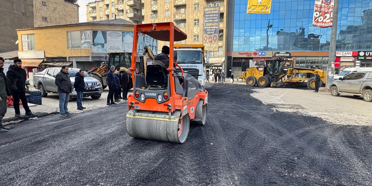 Yüksekova’nın Özgürlük Meydanı’nda asfalt yama çalışması