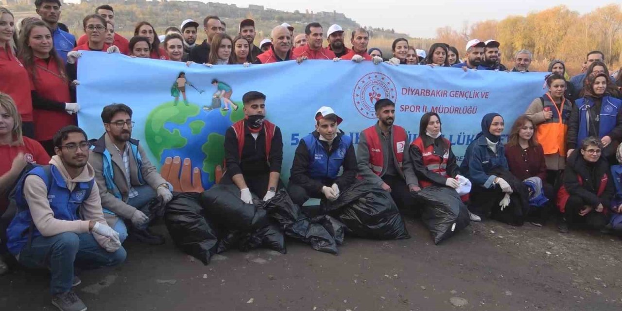 Hevsel Bahçeleri’nde çevre temizliği etkinliği yapıldı