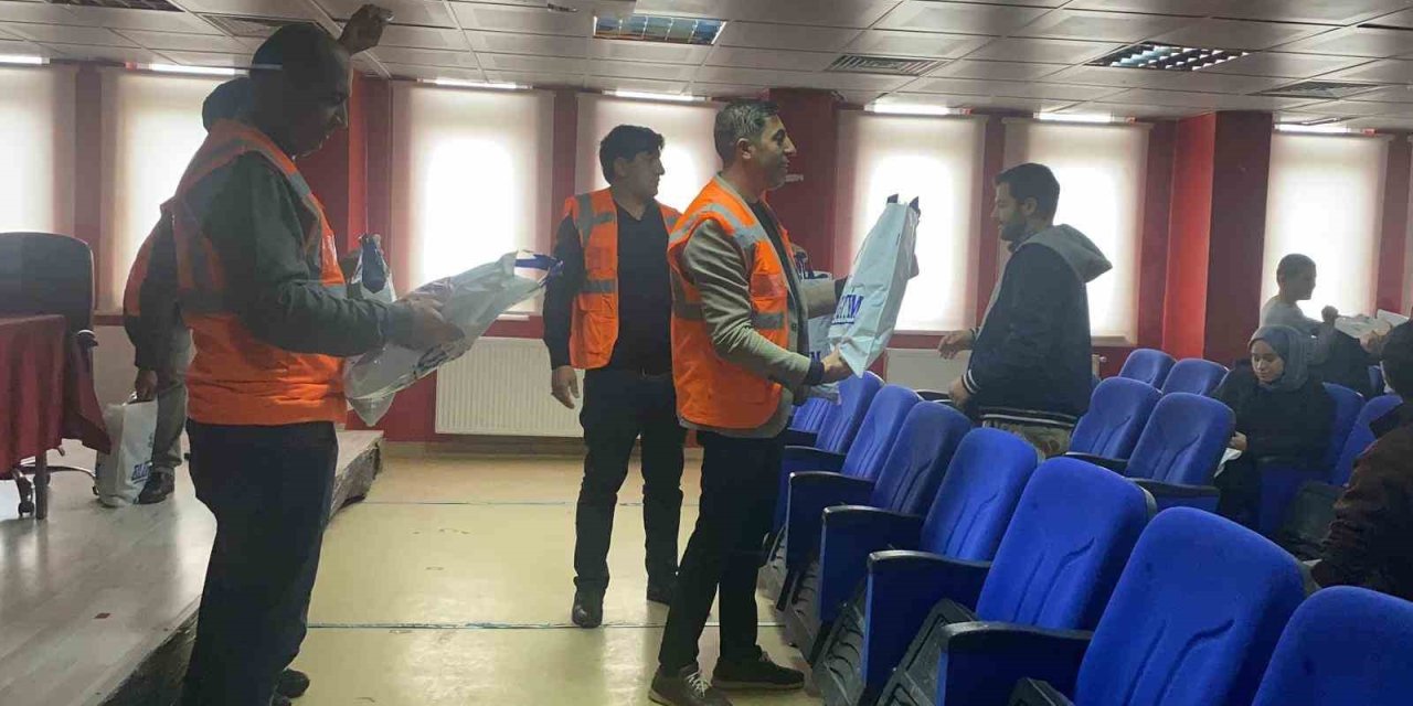 Patnos'ta "İyilik Elçileri" özel çocukların yüzünü güldürmeyi sürdürüyor