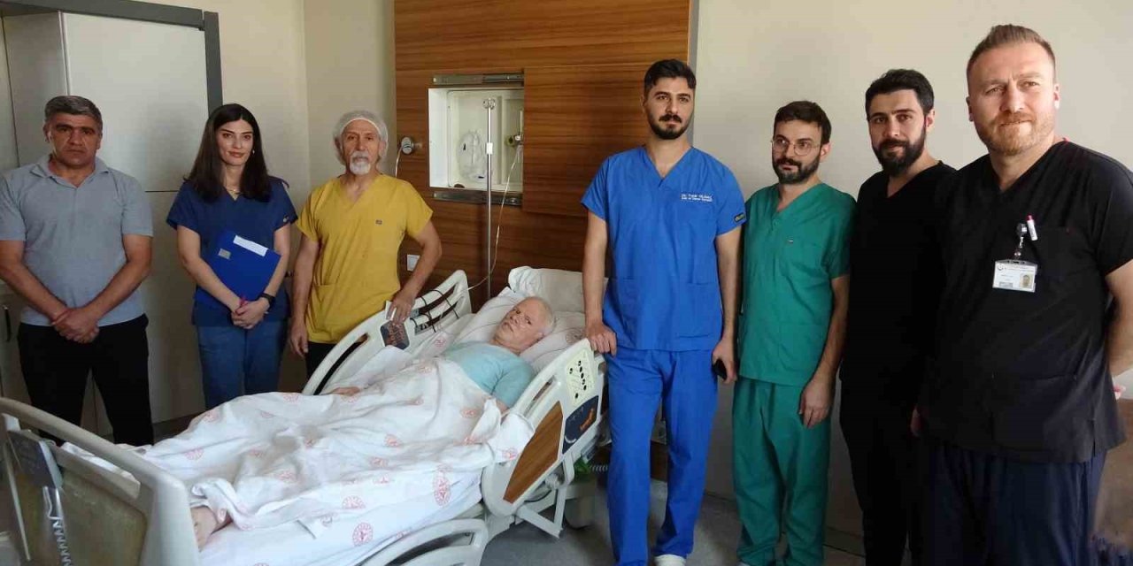 Van’da ölümcül damar yırtığı 15 kişilik ekip tarafından ameliyat edildi