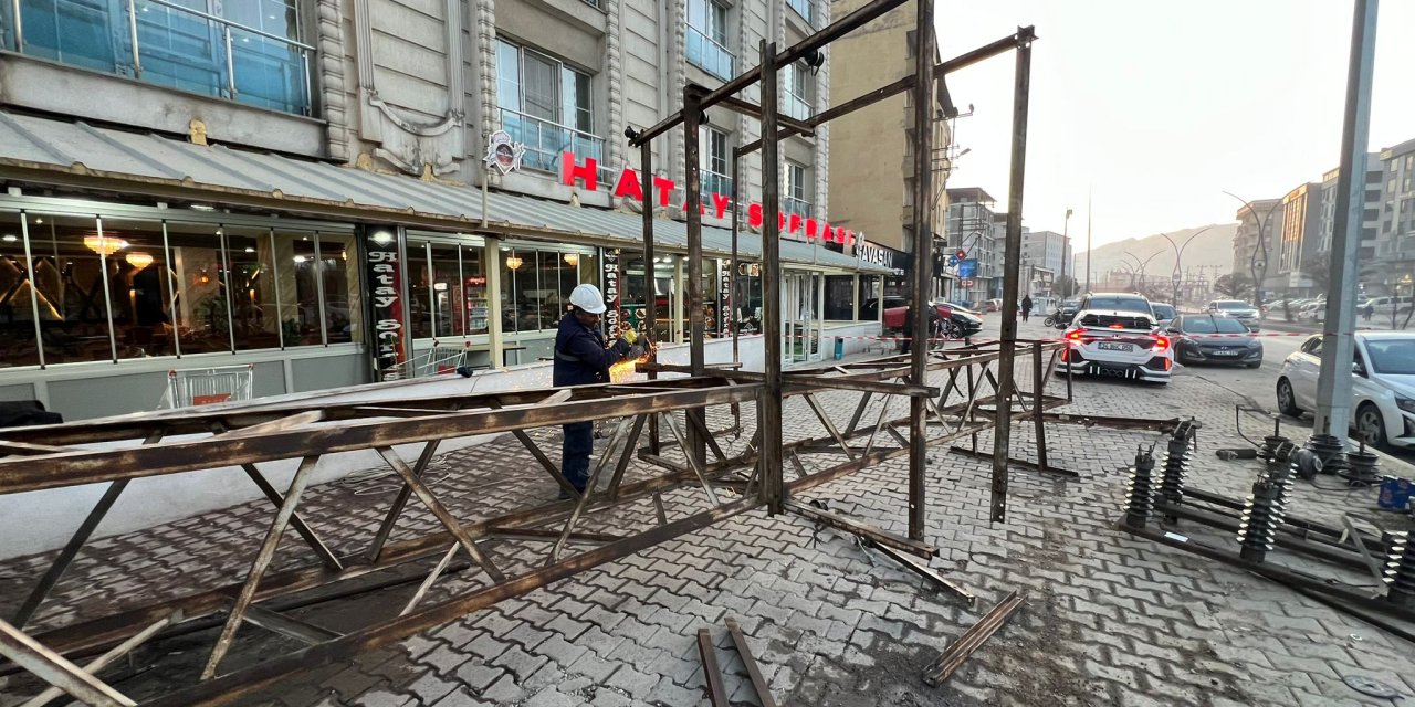 Yüksekova’da elektrik direklerinin sökümüne başlandı
