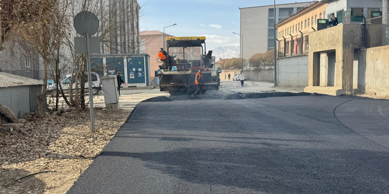 Yüksekova’da Milli Egemenlik Caddesi’nde sıcak asfalt çalışması