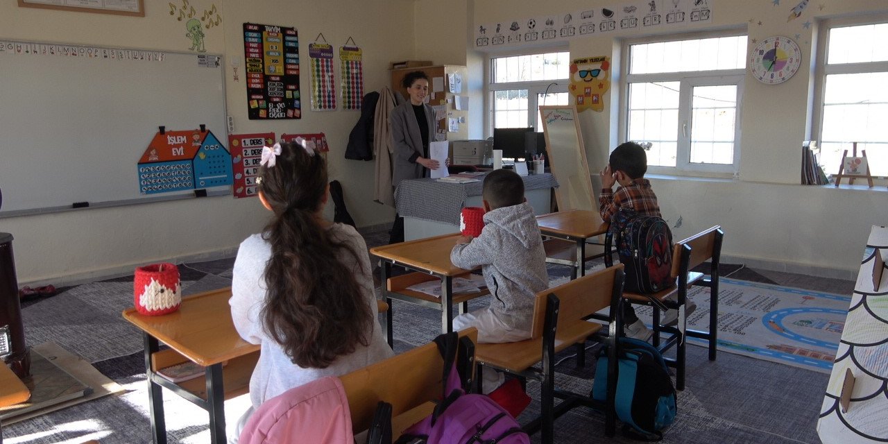 Tek öğretmen, dört öğrenci: Köy okuluna yürek ısıtan dokunuş